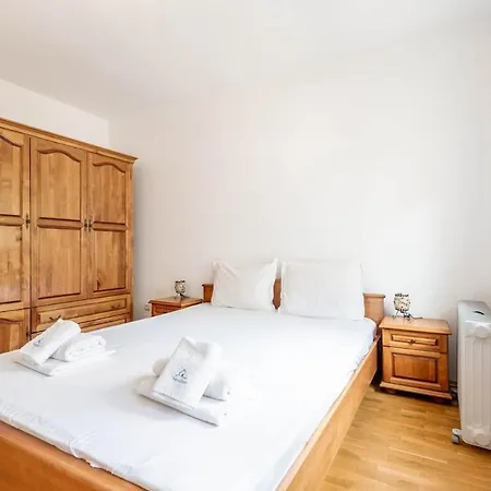 Апартаменти Spacious 2br In The Center *