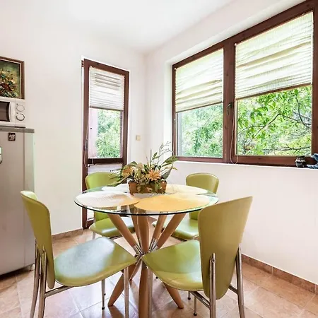 Spacious 2br In The Center Апартаменти Варна