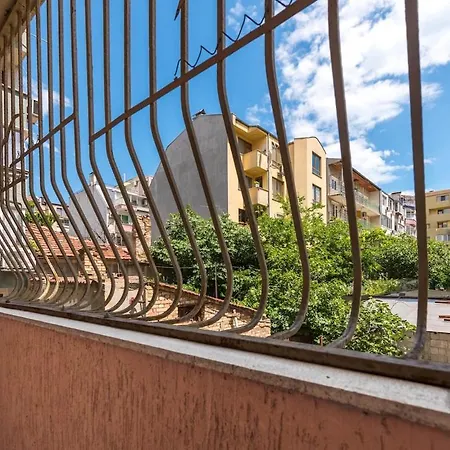 Spacious 2br In The Center Апартаменти Варна