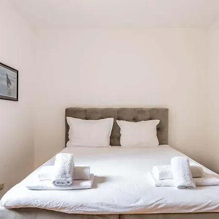 Апартаменти Spacious 2br In The Center *