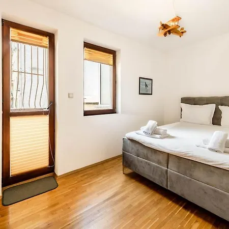 Апартаменти Spacious 2br In The Center